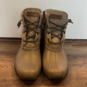 Sperry quilted duck boots size 10
